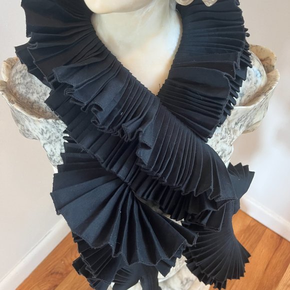 SOHUNG DESIGNS HAND MADE IN NEW YORK UNIQUE ELEGANT BLACK SWIRL SCARF - Picture 2 of 5